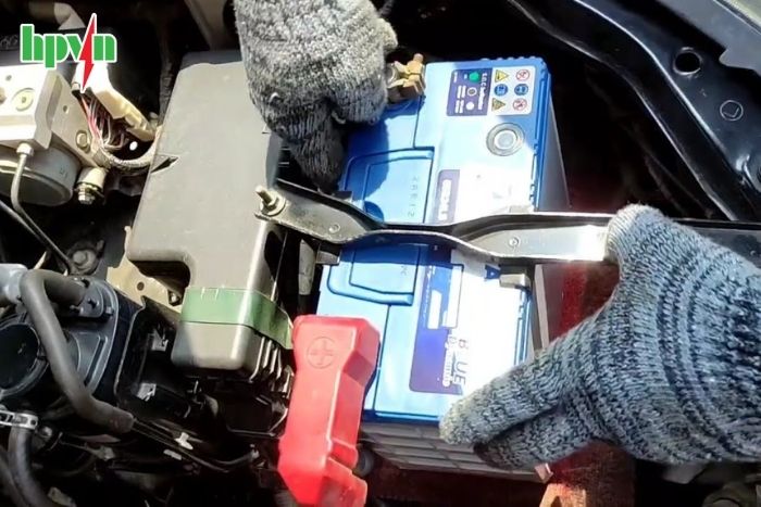 N&ecirc;n lắp đ&uacute;ng kỹ thuật b&igrave;nh ắc quy đảm bảo an to&agrave;n 